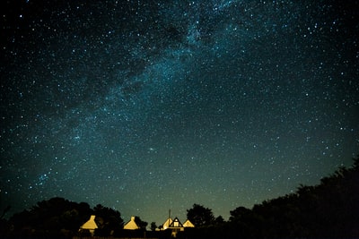 点燃的房子在夜晚天空的星星
